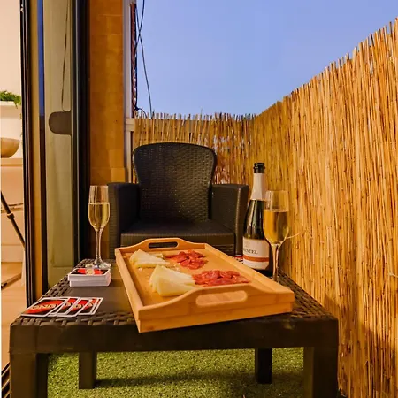 Appartamento Cabanal Beachfront , 1 Min To Sea , Ac , Coffee , Balcony , Fastwifi