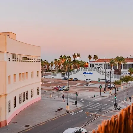 Appartamento Cabanal Beachfront , 1 Min To Sea , Ac , Coffee , Balcony , Fastwifi Valenza