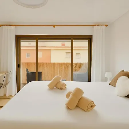 Cabanal Beachfront , 1 Min To Sea , Ac , Coffee , Balcony , Fastwifi Valenza