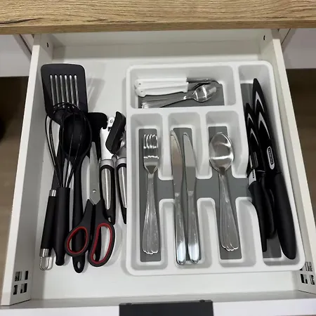 Bright & Modern - Rose Y Maya Valencia