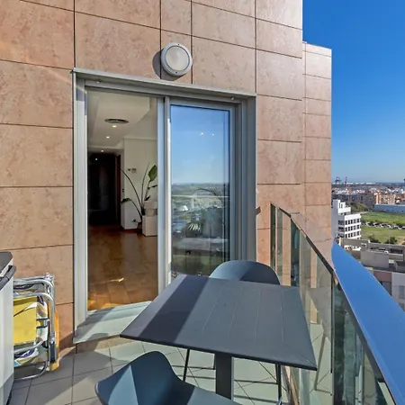 Lägenhet Guestready - Modern Flat With Terrace In