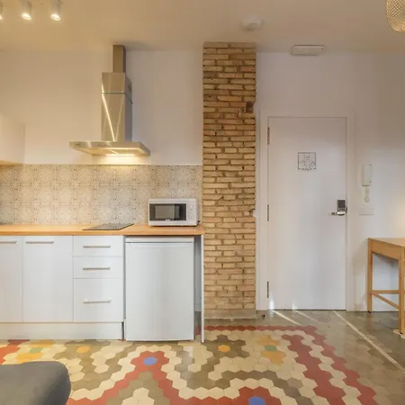 With Antique Floor & Lots Of Sun Light Βαλένθια