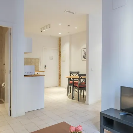 מלון דירות Modern Close To Centre 4*