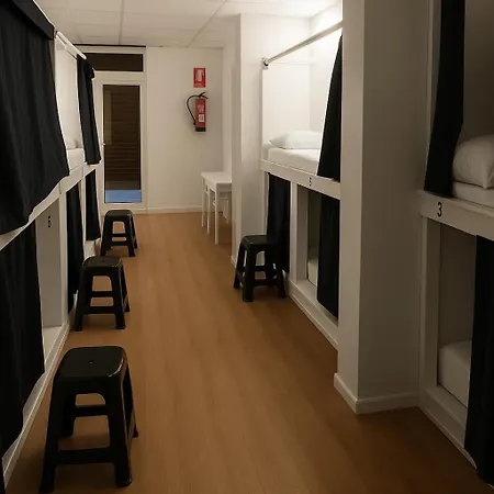 Cozy Nook Hostal *