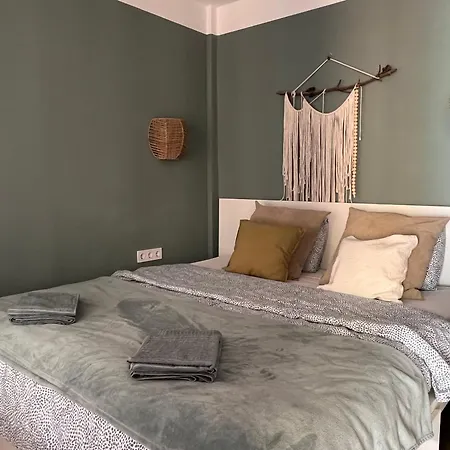 Work Study Apartment *