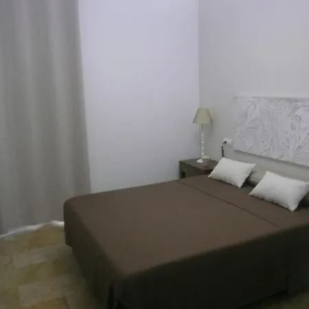 马尔瓦罗萨海滩假日公寓酒店 *