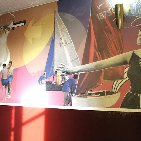 Feetup Backpackers Hostel *