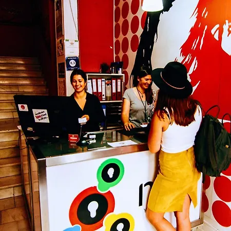 ホステル レッド ネスト