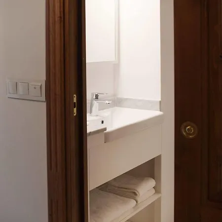 Ad Hoc Carmen Hotel 2*