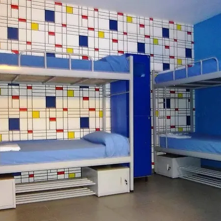 レッド ネスト ホステル *