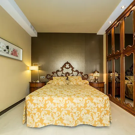 Travel Habitat ático Ciutat Vella. * Valenza