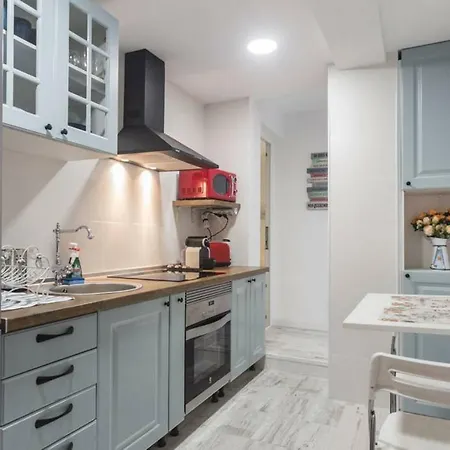 Laura Sea View Apartman *