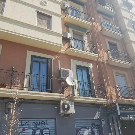 Domus Centro Frente A Torres De Serrano Апартаменты *