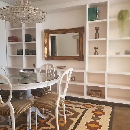 Domus Centro Frente A Torres De Serrano * Valência