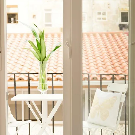 Md Julio Antonio Apartman *