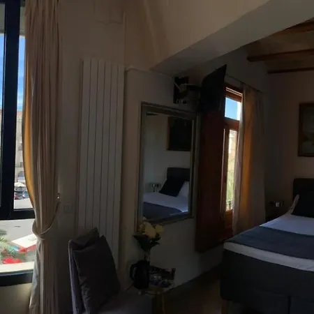Reina Hotel 2*