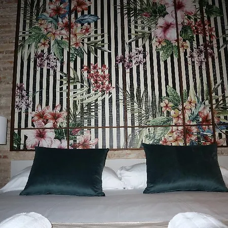 & Co. Quart Boutique 3*