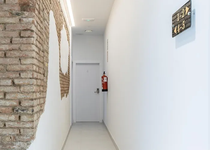 Ξενοδοχείο με διαμερίσματα With Antique Floor & Lots Of Sun Light