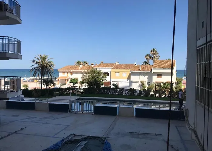 En Complejo Residencial Con Piscina Y Garaje Frente Al Mar *