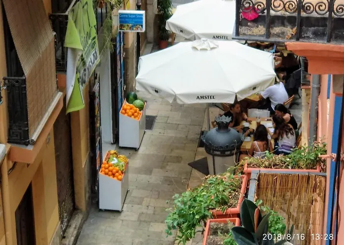 Valencian Dreams Of The Proletariat شقة