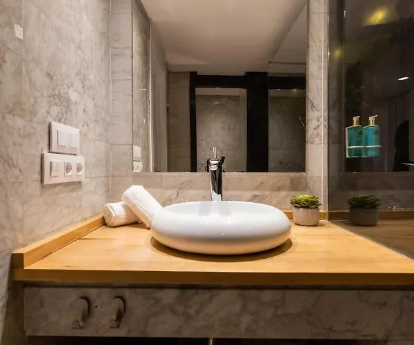 Florit Flats - The Apolo