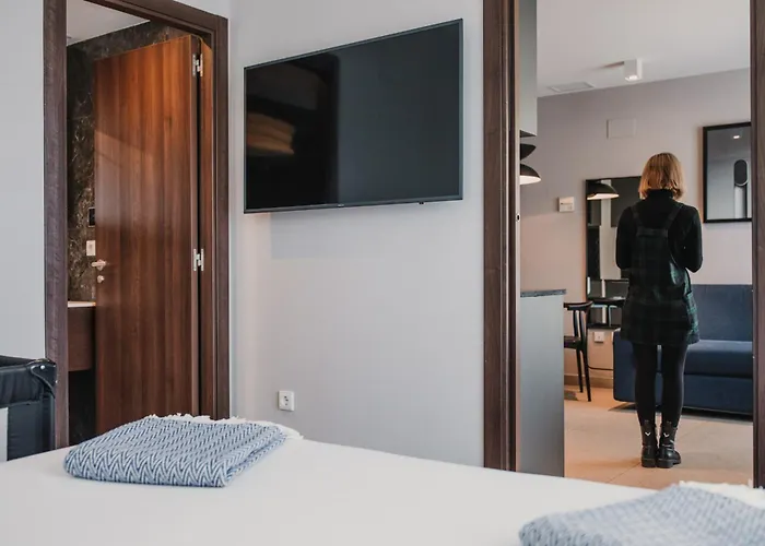 Ramirez Flats 4* Valence