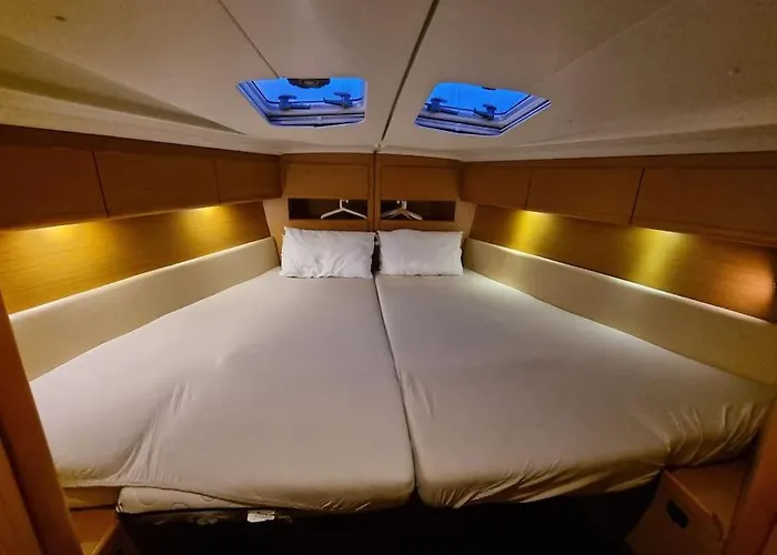 Hotel en barco Velero Monia Valencia