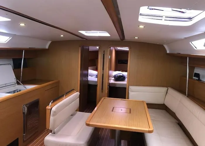 Velero Monia Hotel en barco