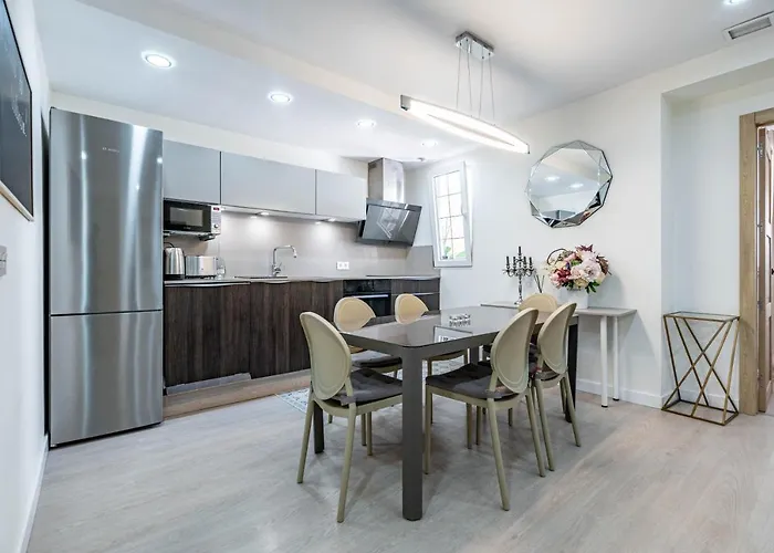 Central Luxury Flat With Free Parking