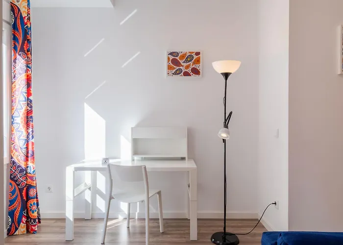 Spacious Clean & Colorful Quiet Zone شقة