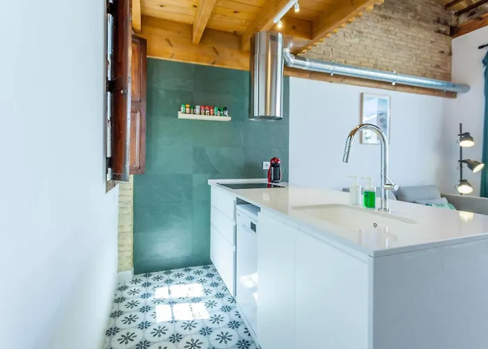 Mediterranean Gem Getaway דירה