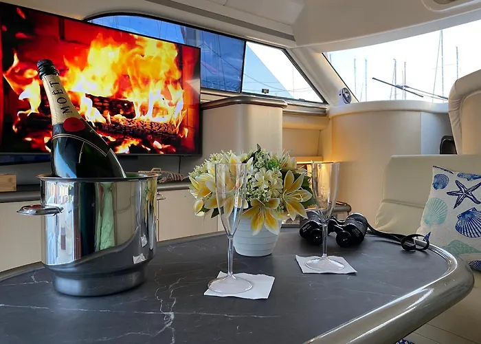 The Yacht Experience Bateau-hôtel *