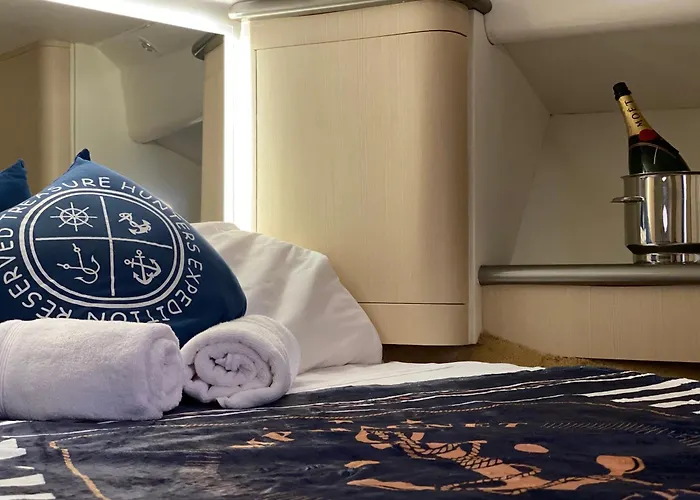 The Yacht Experience Bateau-hôtel *