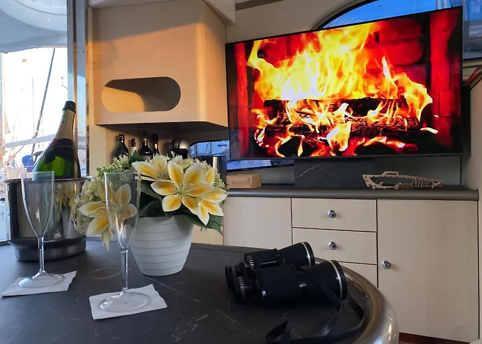 The Yacht Experience Bateau-hôtel *