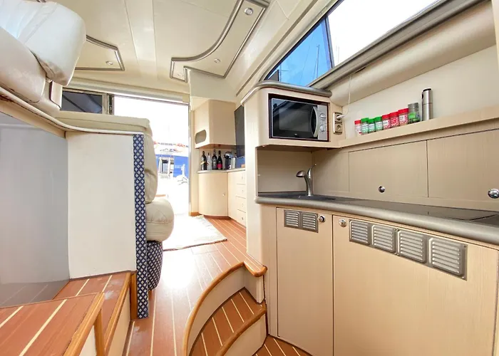 The Yacht Experience Bateau-hôtel *