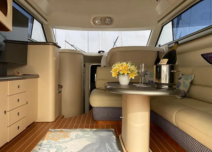 The Yacht Experience Bateau-hôtel *