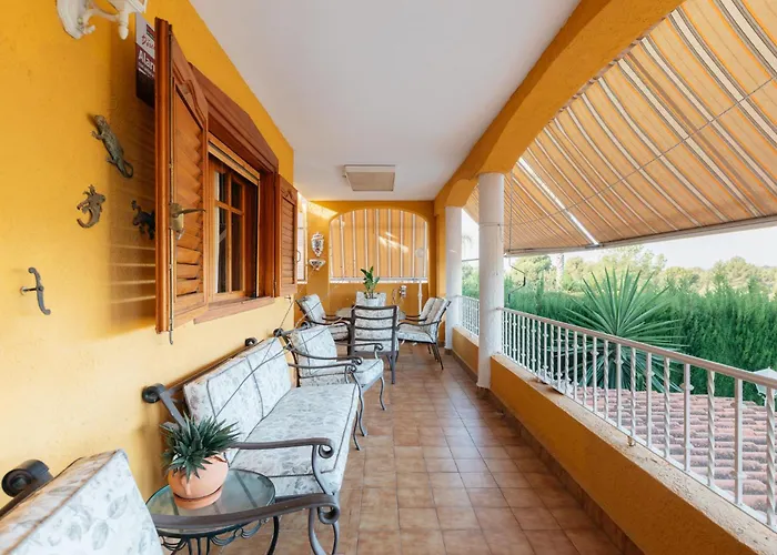 Hébergement de vacances Chalet, Rodeada De Naturaleza Piscina A Doce Klm De Y 7 Del Aeropuerto Valence