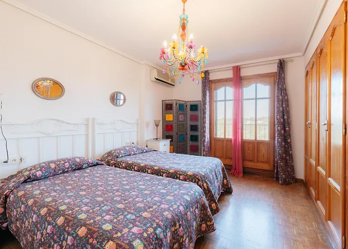 Hébergement de vacances Chalet, Rodeada De Naturaleza Piscina A Doce Klm De Y 7 Del Aeropuerto