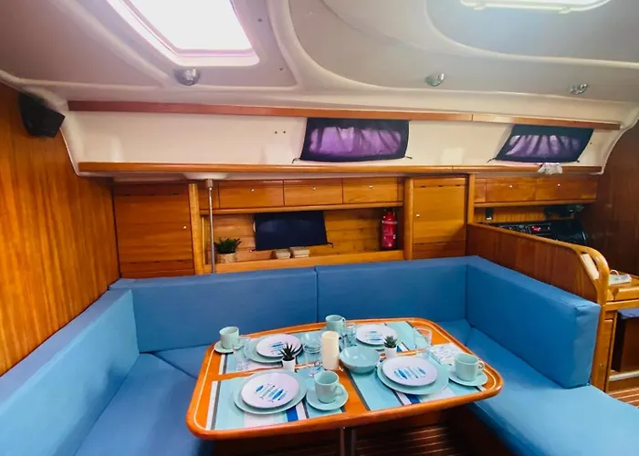 Velero En Puerto De *