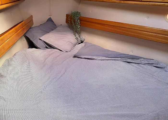 Velero En Puerto De *