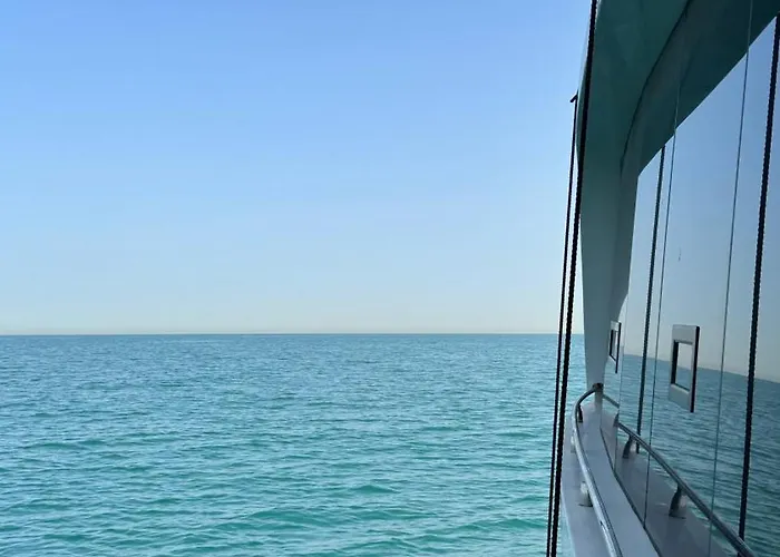 Nido Flotante En El Mar Botel Valenza