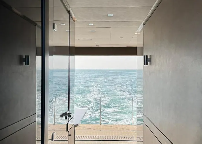 Luxury Catamaran In Marina ספינת מלון