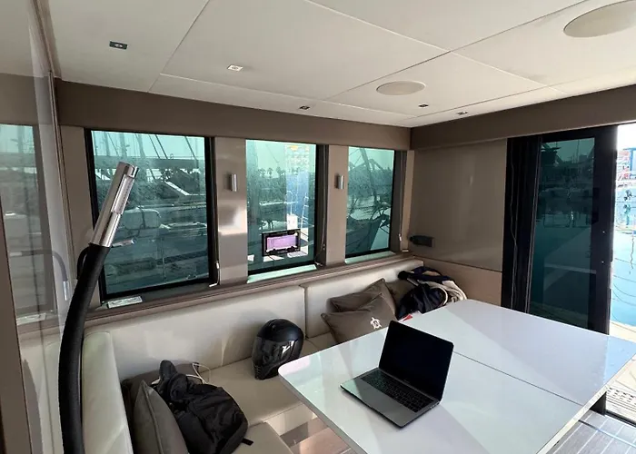 Nido Flotante En El Mar Botel *