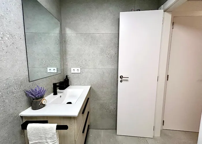 Convenient, Charming 15 Mins From Center Apartment *