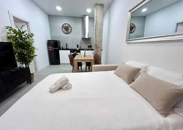 Apartment Convenient, Charming 15 Mins From Center *