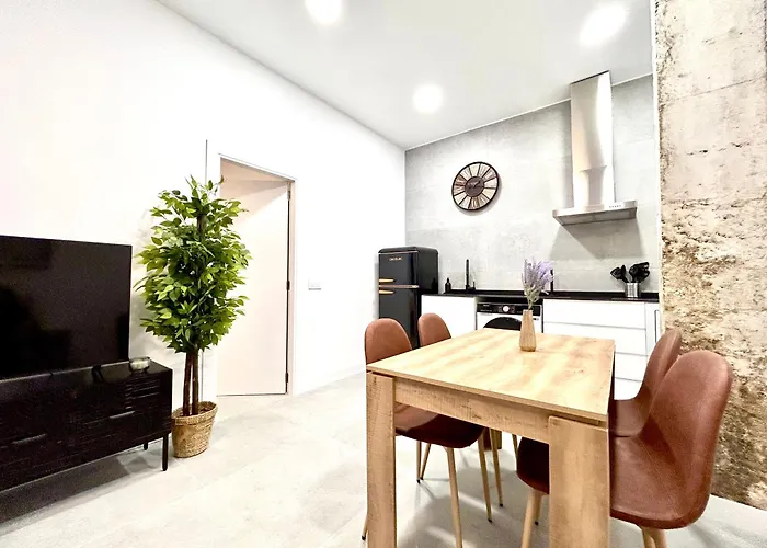 Convenient, Charming 15 Mins From Center