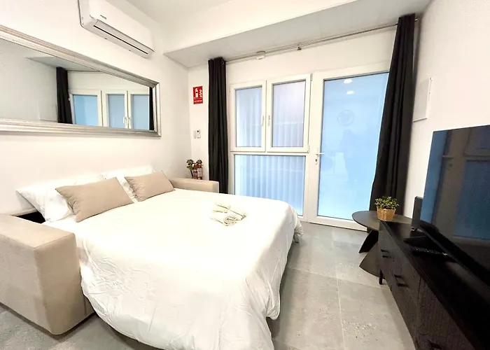 Convenient, Charming 15 Mins From Center Apartment