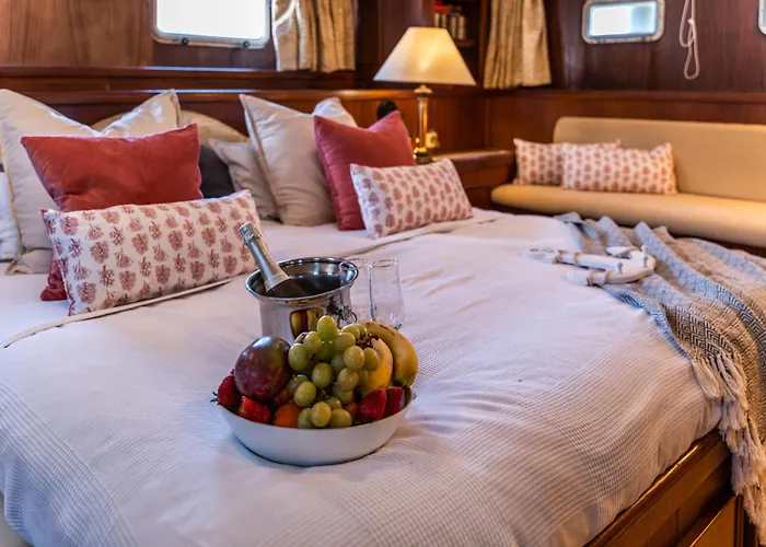 Hotel en barco Yacht Our Alissa Valencia