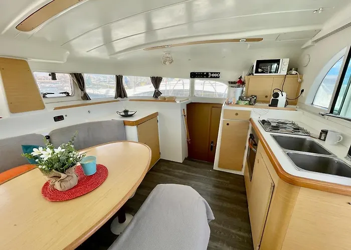 Barco Sobre El Mar Úszó hotel