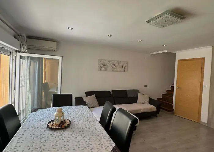 Casa Con Barbacoa En Urbanizacion Privada Villa *